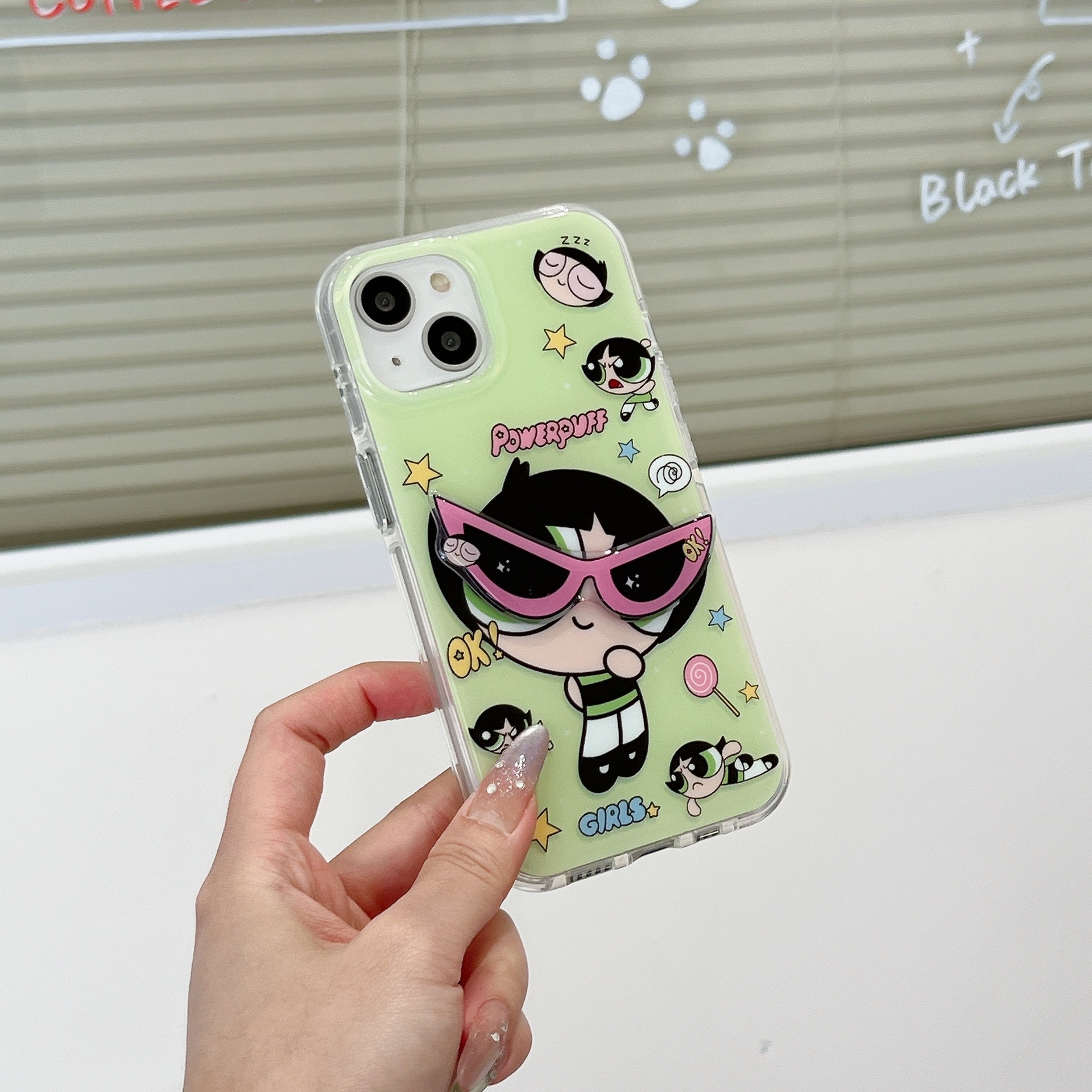 Divertida chica de dibujos animados usando iPhone16ProMax gafas estéreo 15 Apple 14 funda para teléfono 13 nuevo 16