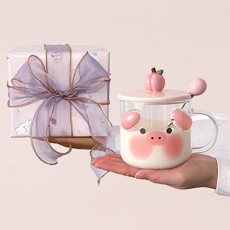 かわいいカップを飲む女性は高温に耐えます。|undefined