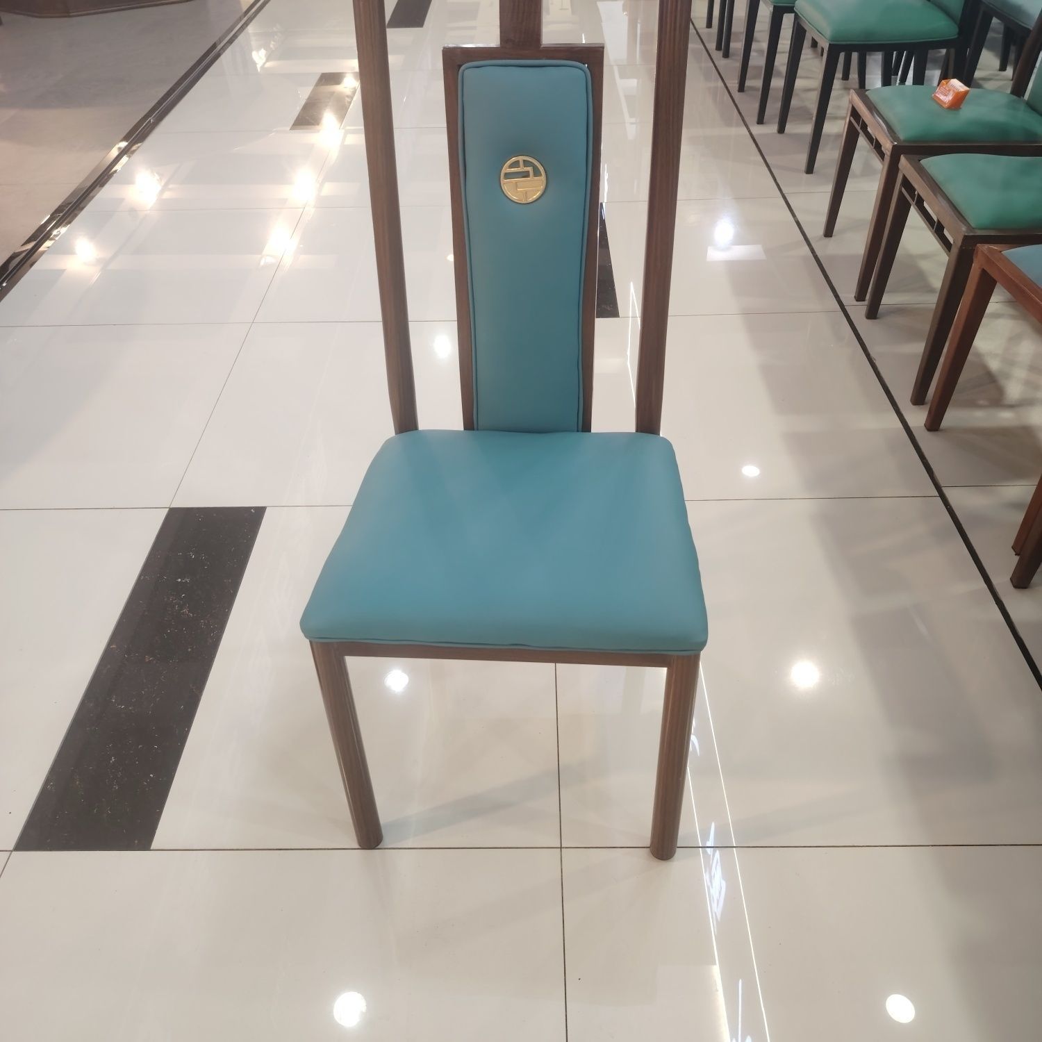 하늘색 등받이 의자