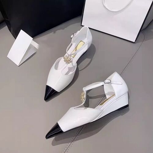 Send it right away! 24-inch incense sandal with flower diamond buckle, wedge and medium-height heel, pointed toe shallow mouth women's shoe with hollow one-piece buckle, single shoe.