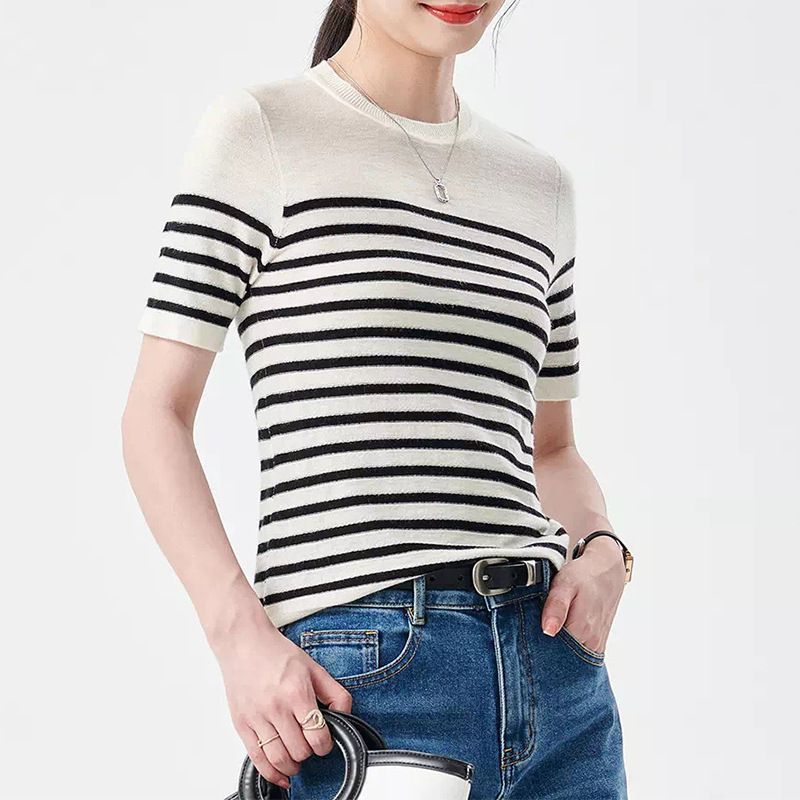 Summer knitted short sleeve T-shirt with a round collar