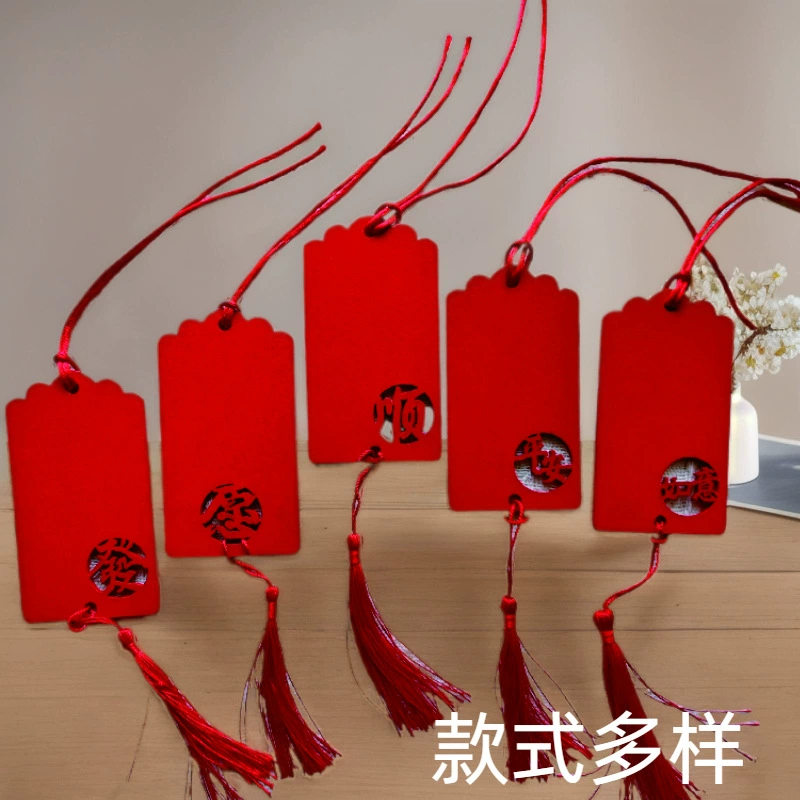 Красный желающий желающий знак благословения дерево деревянная бирка