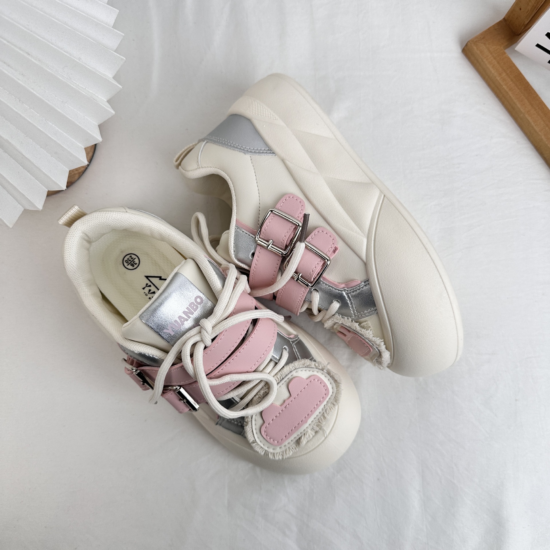 Tortas de pino de onda lejana, suela gruesa, zapatos blancos, estudiante, moda de primavera 2025, zapatos de pan de cabeza grande, zapatos de tabla, cabello femenino