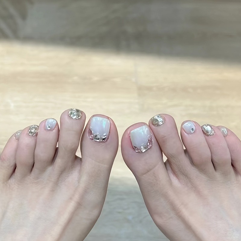 Use un parche de uñas de pies use un parche de uñas de verano brillado francés bordes blancos rosa puro de uñas de los pies