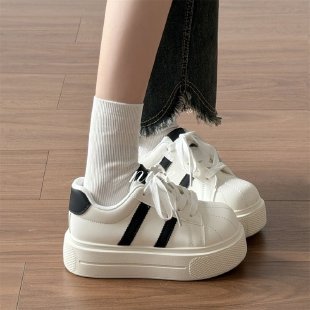 Alto valor visual de verano conchas de cabeza de zapatos deportivos casuales de mujer 2026 ligero correa de boca superficial zapatos de mujer de viento diario