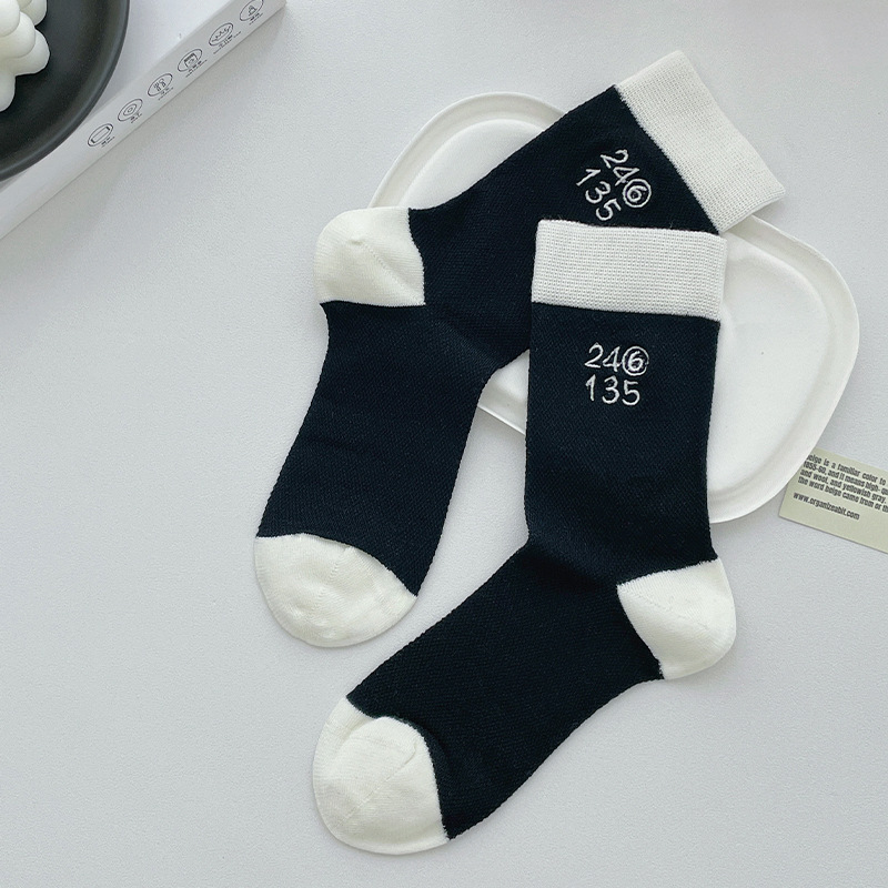 Calcetines de verano para mujeres delgadas mallas transpirables bordadas medias medias medias medias negras y blancas color combinado versátil calcetines de mujer Zhuhai al por mayor