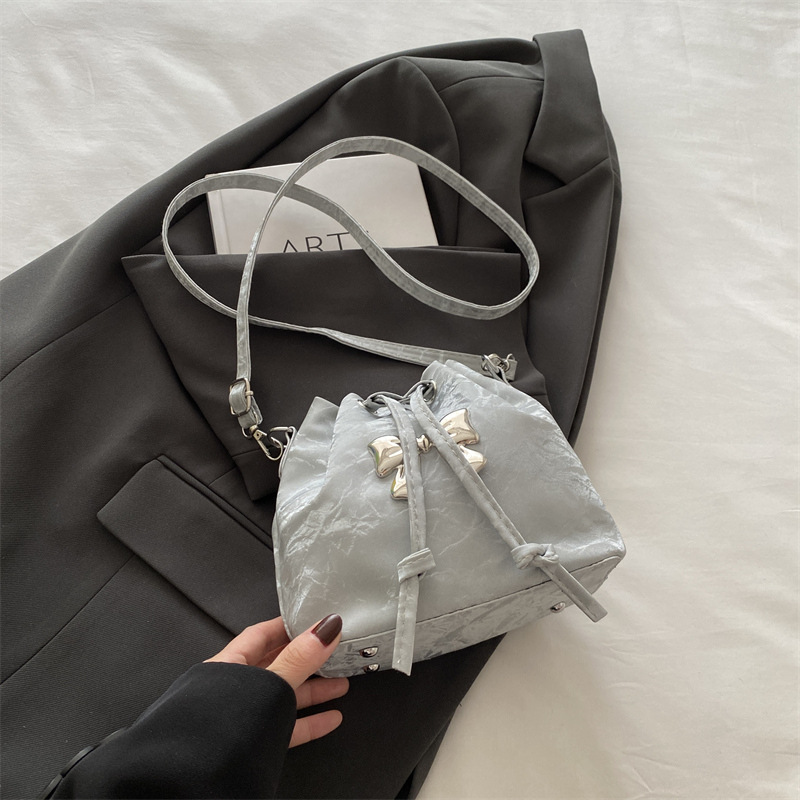 Drawstring fashion bow shoulder mochila 2024 otoño y invierno nuevo estilo versátil bolsas casuales bolsas de cubo para mujeres