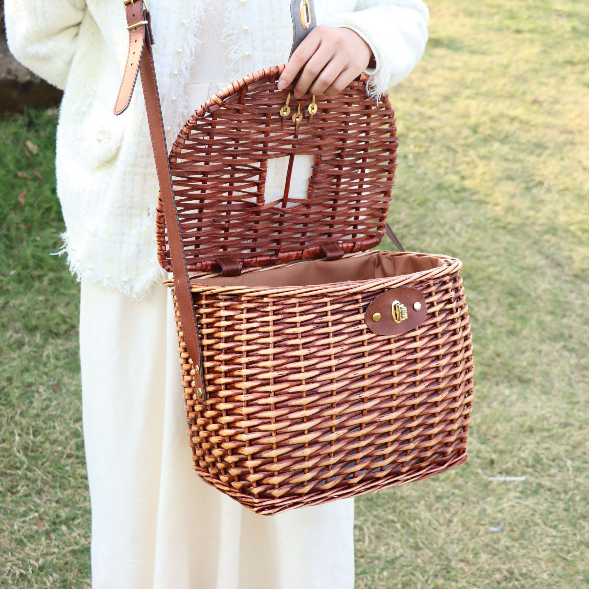 Cesta de picnic de ratán personalizada con tapa Bolso diagonal de un solo hombro de recuerdo tejido a mano Cesta de almacenamiento de frutas para salidas al aire libre