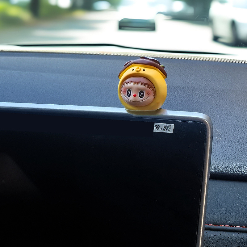 Pequeños adornos de coche dibujos animados muñeca linda creativa consola central de coche espejo retrovisor pantalla accesorios de coche