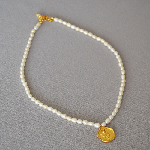 French-style freshwater rice pearl necklace with a gentle, vintage-inspired design—featuring rose flowers, tulips, and gold coin pendants, perfect as a delicate clavicle-length necklace for women.