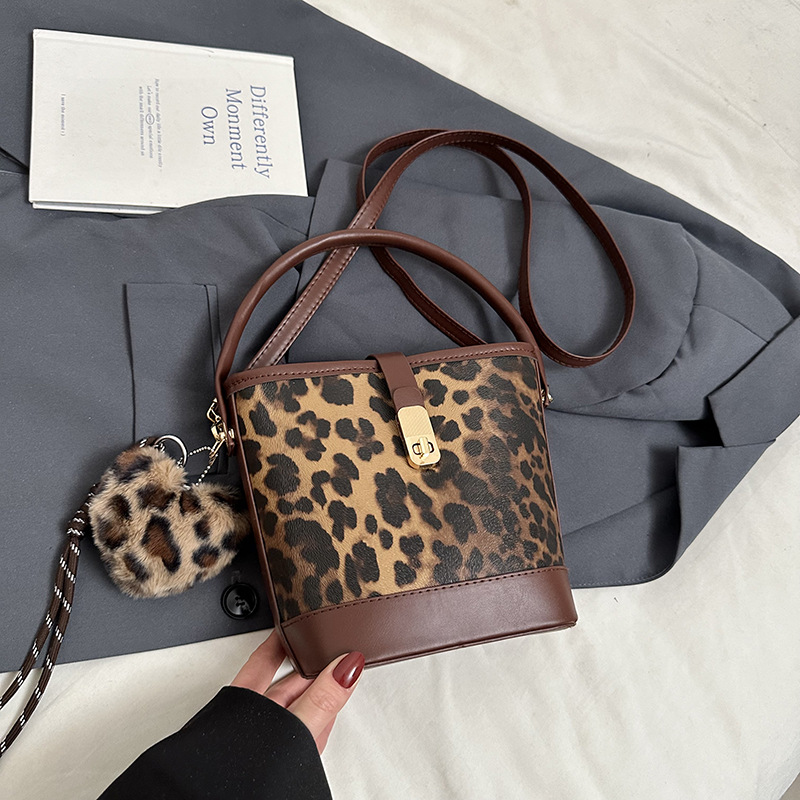 Bolso popular de este año para mujeres otoño invierno 2024 nuevo patrón de leopardo nicho mochila casual bolso de cubo de agua