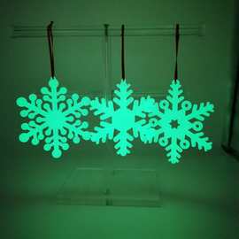 工厂直销圣诞节雪花片亚克力夜光雪花圣诞树挂件派对装饰挂件酒吧