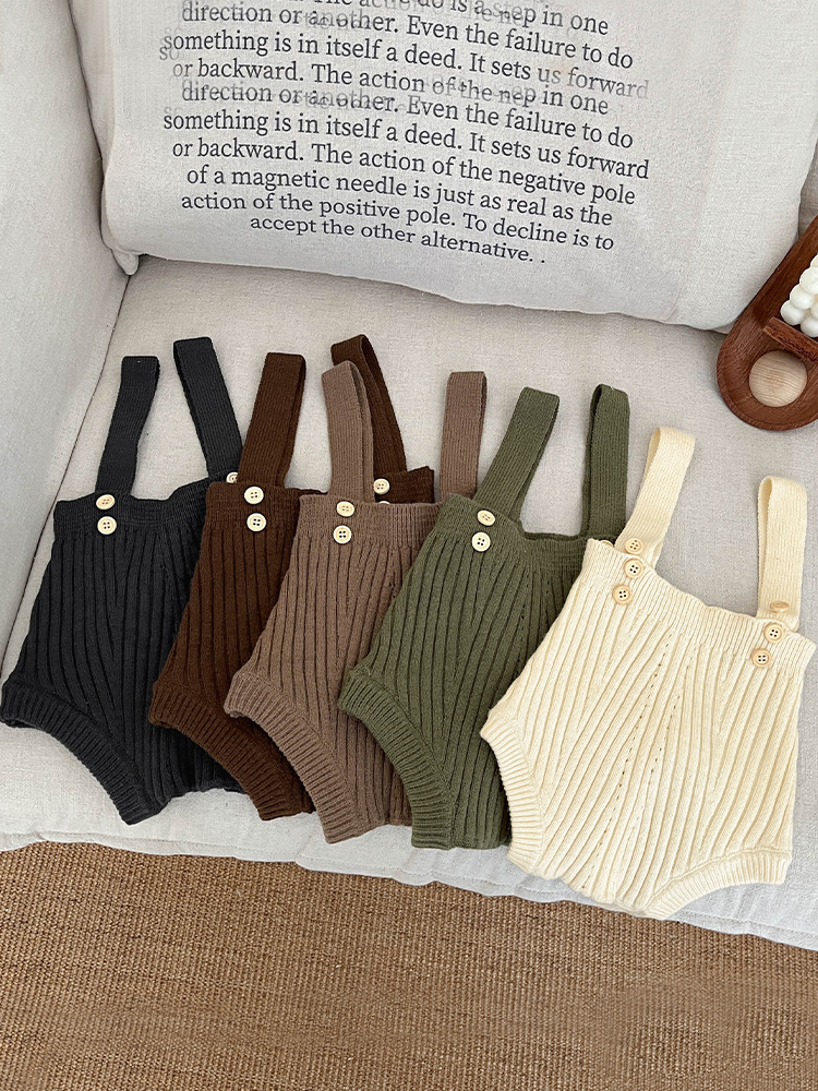 乳幼児用のニットのズボンはおならを包みます。