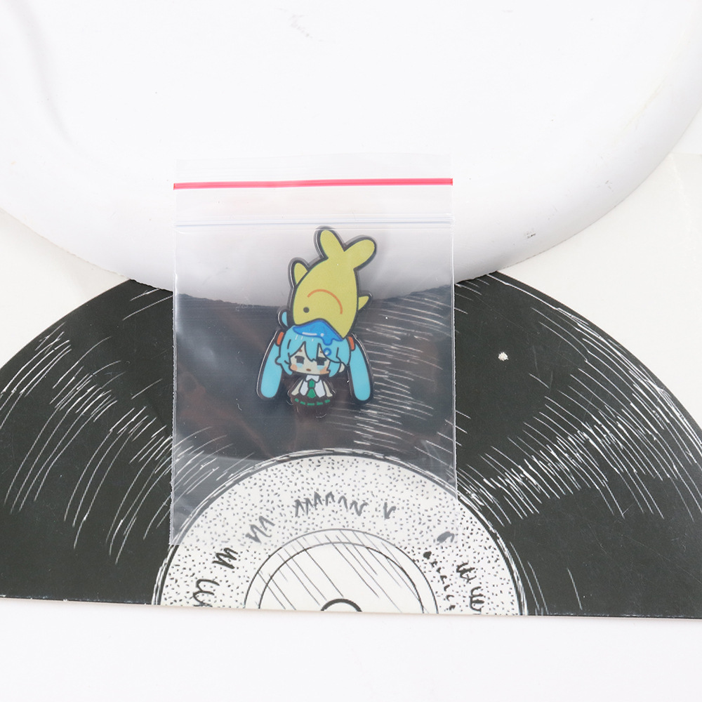 Hatsune Miku Q-version metal brooch, Hatsune Miku fan-made enamel badge, cute cartoon accessory for collars and bags