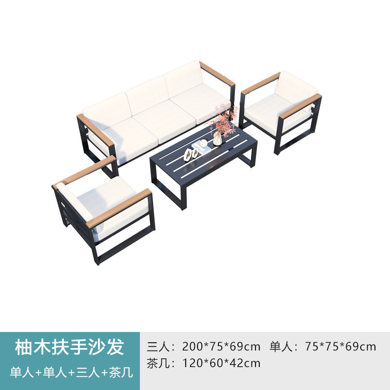 Solo tres mesas de centro, pasamanos de teca