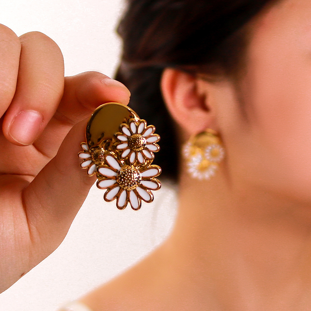 26g Weight PVD Coated Gold Plating Process 1 Pair Vacation Asymmetrical Flower Daisy Enamel Plating 304 Stainless Steel 18K Gold Plated PVD Coated Ear Studs