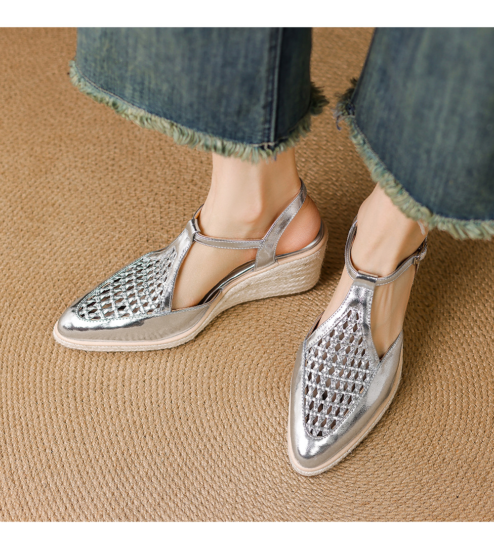 Sandal cao gót nữ hở mũi đế xuồng đan rơm, quai chữ T kiểu La Mã, gót 7.5 cm — màu trắng ngà, bạc chi tiết 10