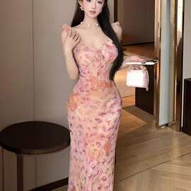 甜美粉色碎花吊带连衣裙女夏季2026新款法式感小个子度假长裙