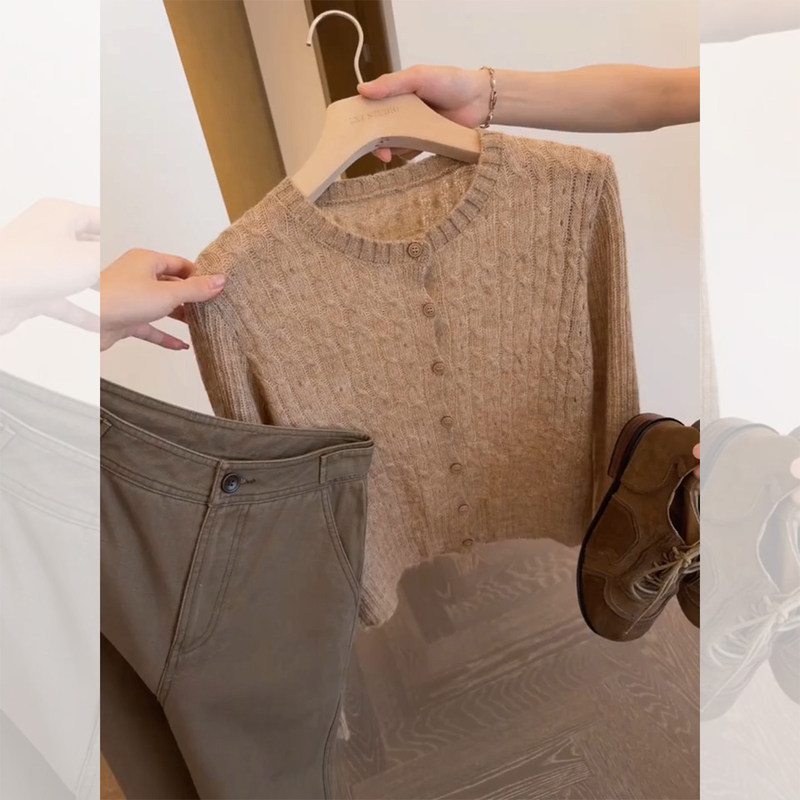 Old money style khaki long-sleeved knit cardigan for women, a chic and elegant outer layer perfect for early autumn, a uniquely beautiful top Old money style khaki long-sleeved knit cardigan for women, a chic and elegant outer layer perfect for early autumn, a uniquely beautiful top