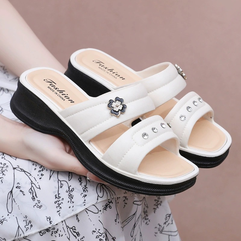 2025 новые шлепанцы на каблуке женские летние толстые подошвы для отдыха водонепроницаемый дом на улице