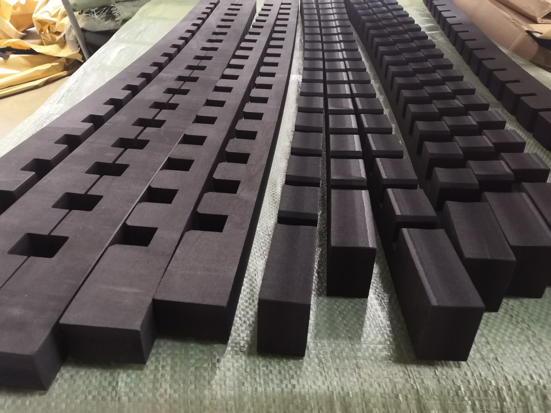 厂家供应黑色硬泡沫汽车零部件包装泡沫/汽车零部件45度硬泡沫