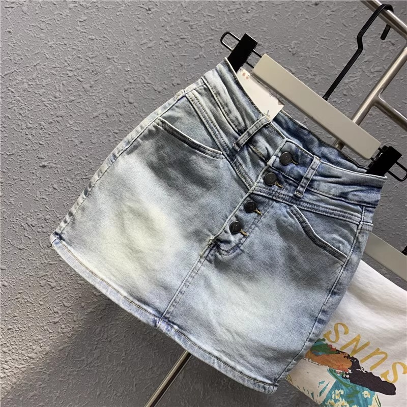 Botón delantero azul claro elástico denim corto apretado verano 2026 nuevo estilo sexy chica dulce y picante bolsas de viento