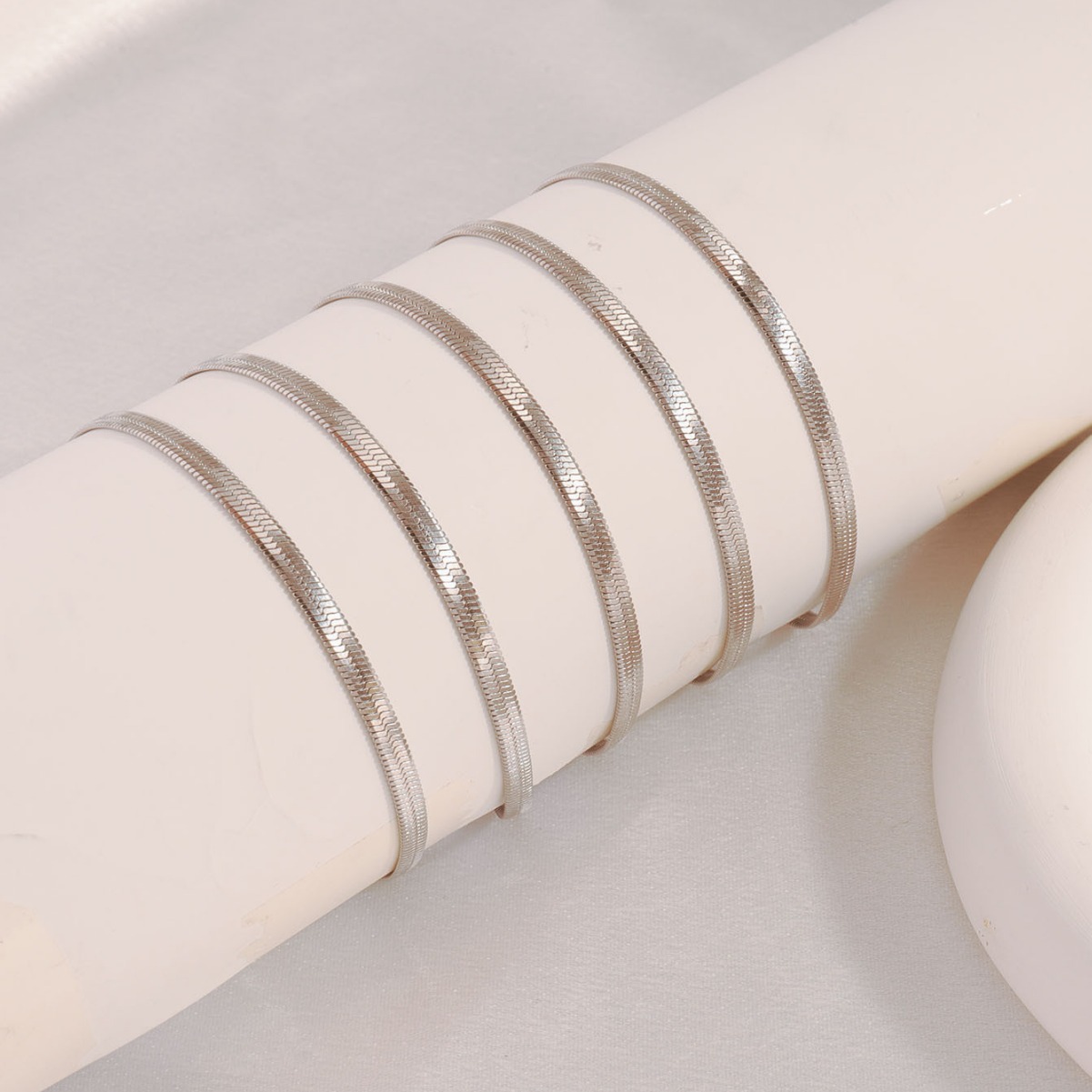 Pulsera de acero de titanio Pulsera de serpiente redonda de serpiente plana de lujo simple y ligera