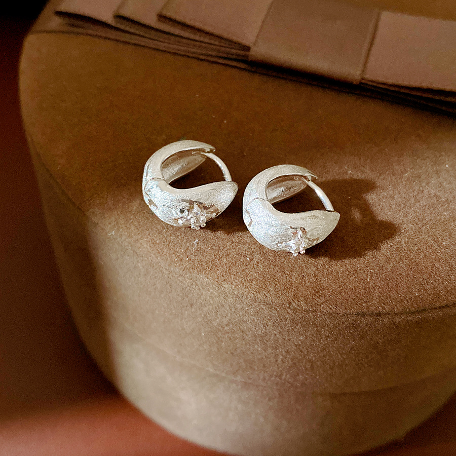 Zircon simple estrella de diamante perfiles redondos temperamento de personalidad de aire frío aretes ligeros de lujo alta sensación de auriculares al por mayor