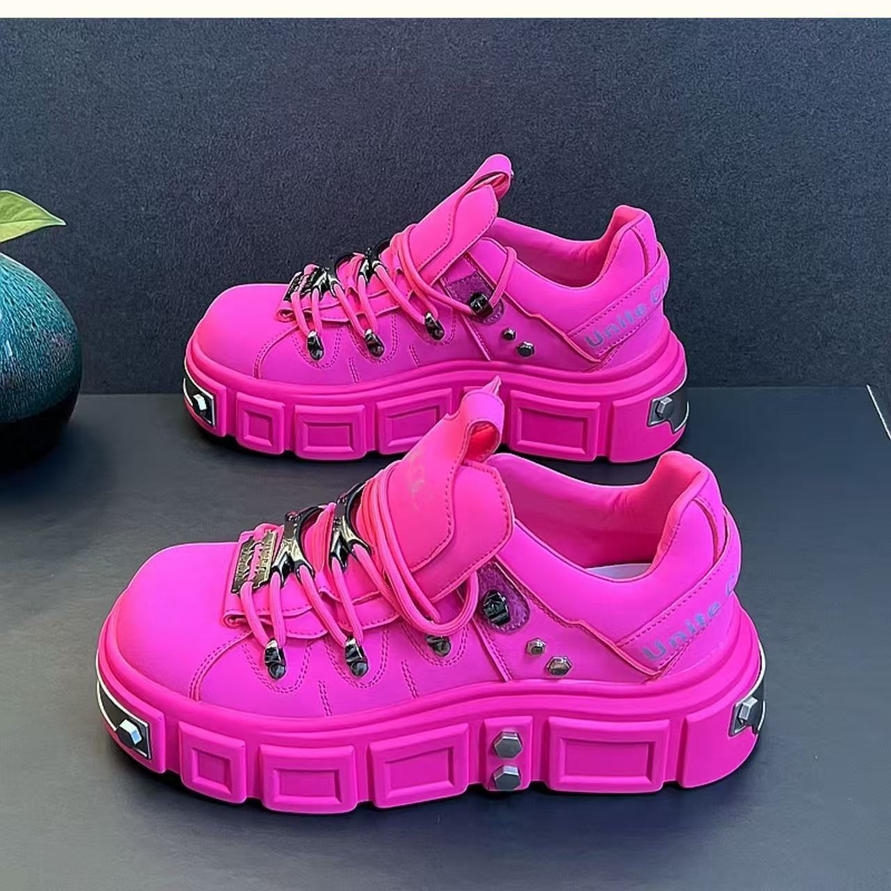 Zapatos de hombre de éxito en línea 2025, nuevos zapatos de hombre europeos, zapatos de skate casuales de altura, zapatos de nicho de diseño para hombres