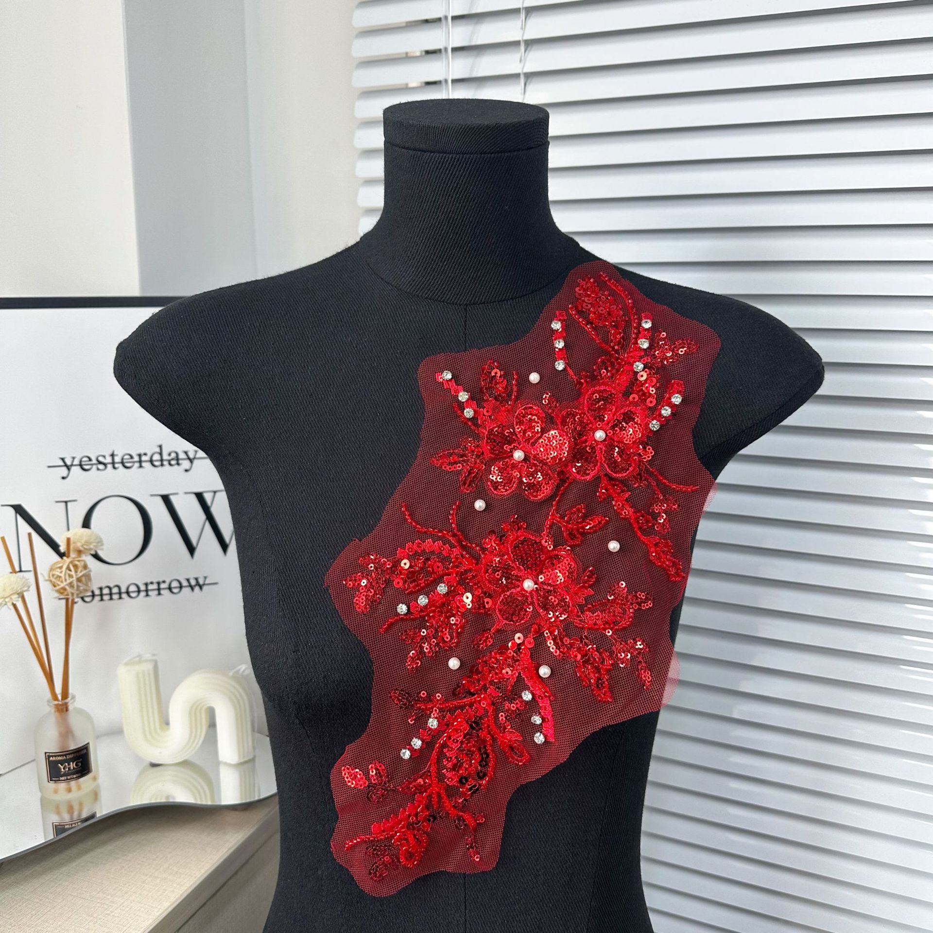Venta caliente de lentejuelas con cuentas de flores decorativas vestido de novia accesorios de ropa parche pegatinas de tela accesorios de material de bricolaje fábrica al por mayor image 10