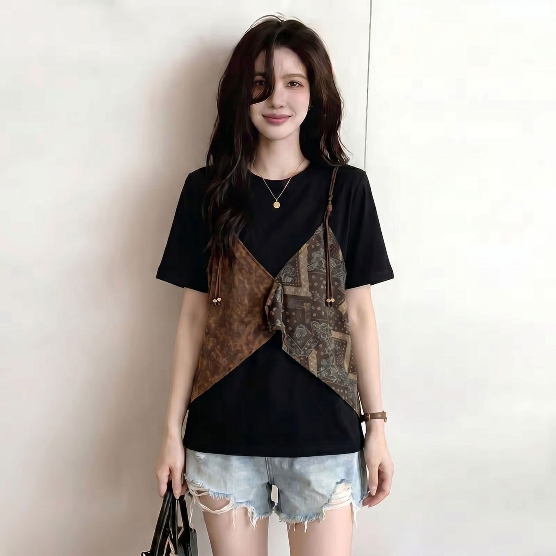 Áo thun nữ tay ngắn phối hai lớp in họa tiết, dáng rộng cao cấp — Màu ảnh chi tiết 4