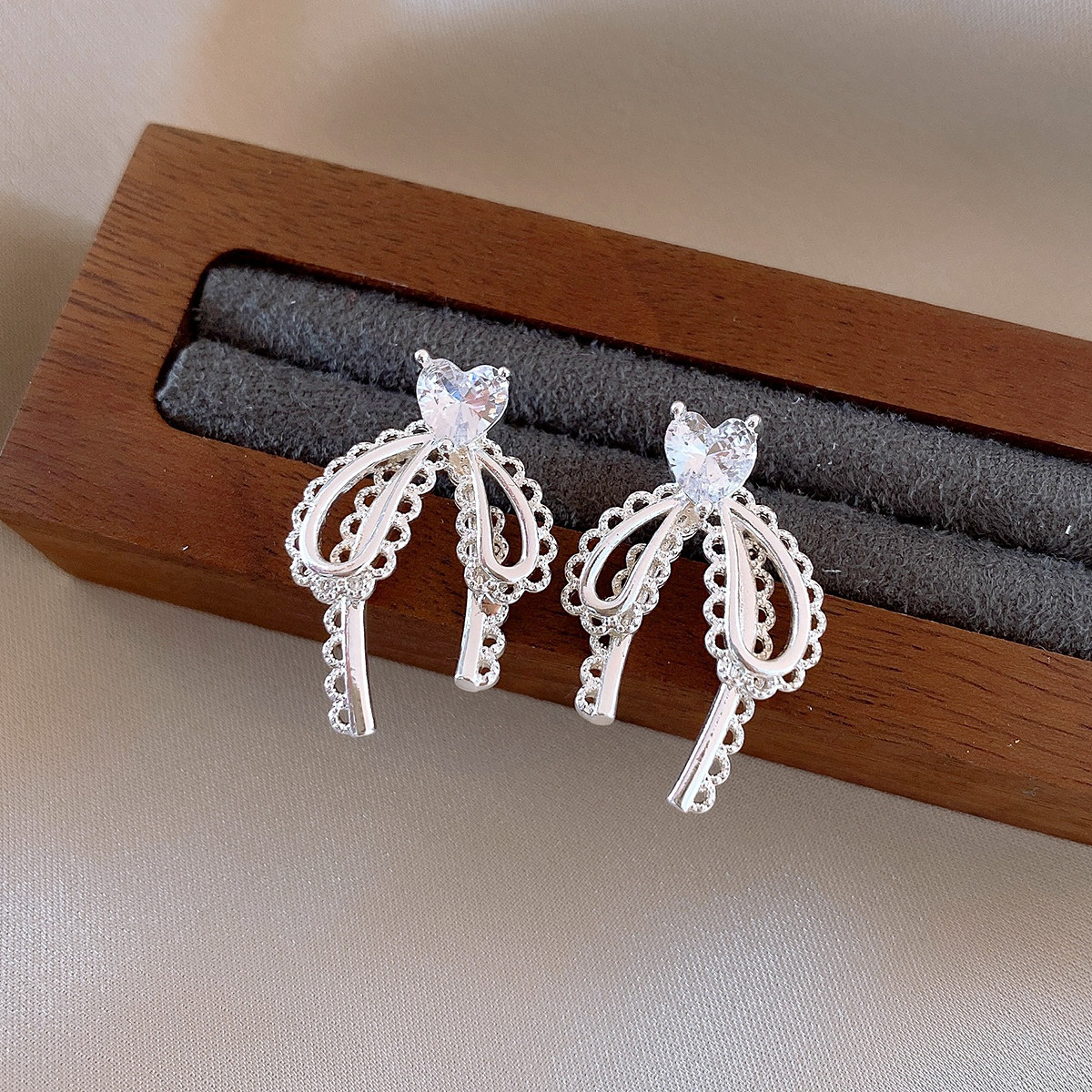 Pendientes de suministro de mercado nocturno de agujas de plata Pendientes de moda coreana en vivo Pendientes de estilo caliente Pendientes de lujo ligero Mujeres de alta gama