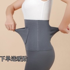 ポケット付きのベルト付きの女性はお腹を温めて胃を温めます。