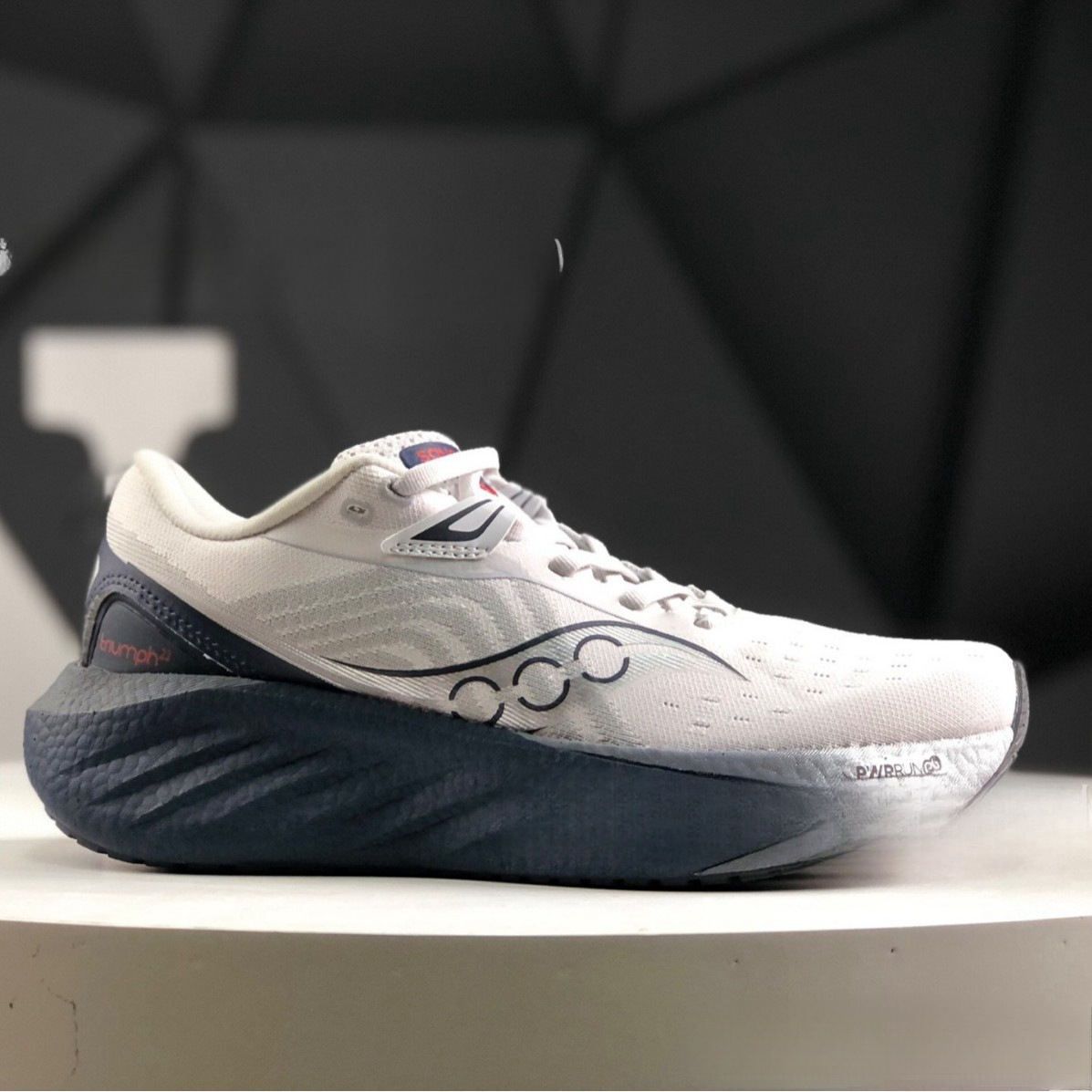 跨境Saucony索康尼胜利22代户外跑步鞋减震耐磨厚底男女款运动鞋