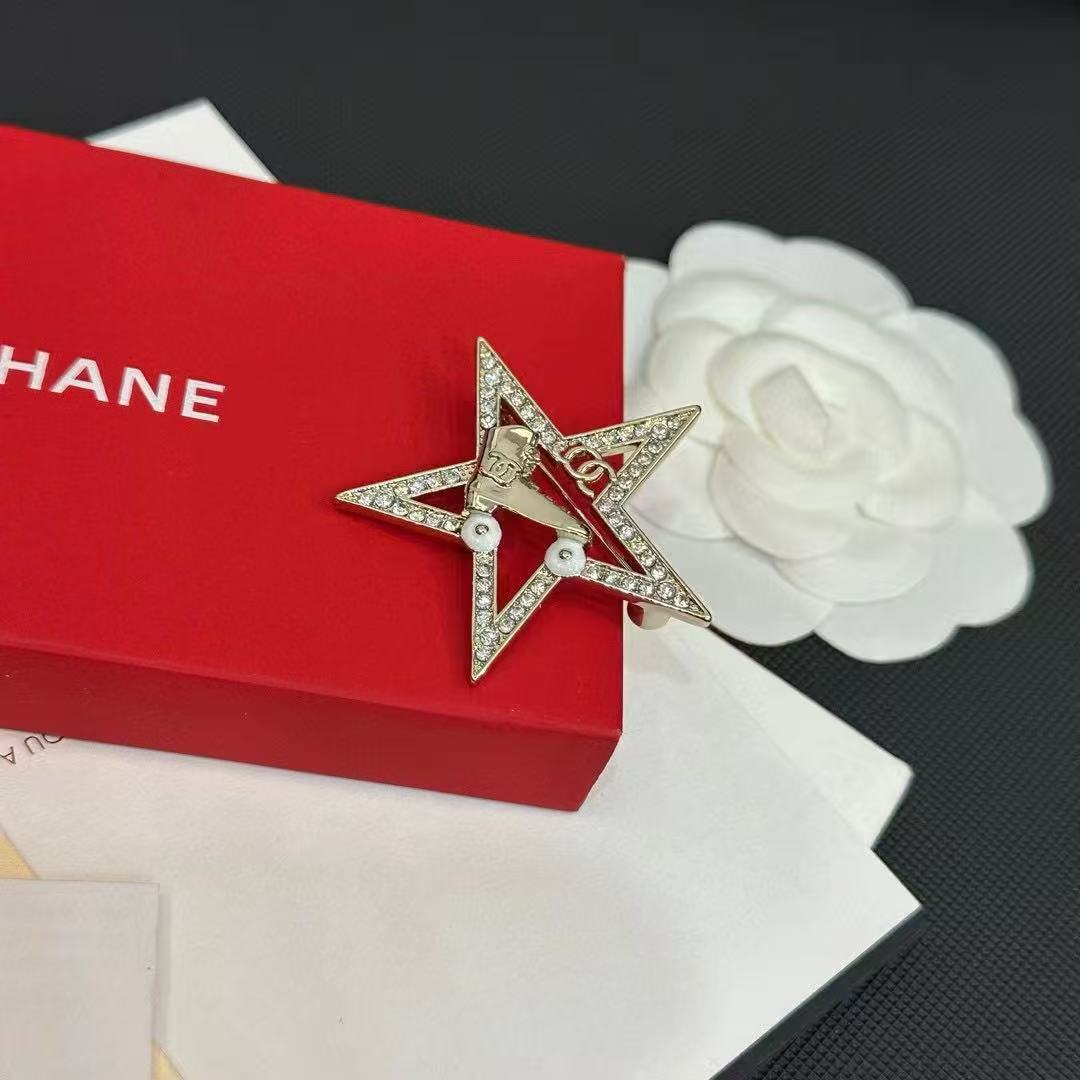 Classic Chanel-Style High-End Gold-Plated Brooch, Fashionable Retro Star Ocean Personality Trend, Sweet and Cool Heart Design