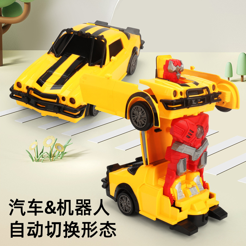 Nuevos productos de pulverización eléctrica de deformación coche de música iluminación universal hornet robot deformación coche de juguetes juguetes para niños