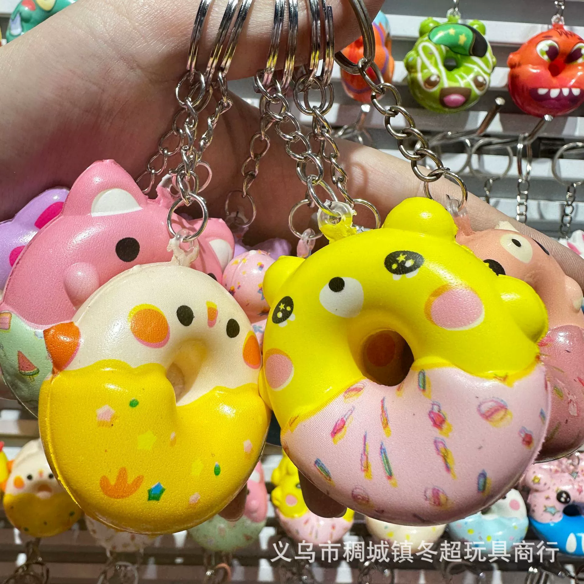 Новая креативная игрушка-брелок: сжимаемый пончик или яйцо с медленным восстановлением формы для веселого расслабления