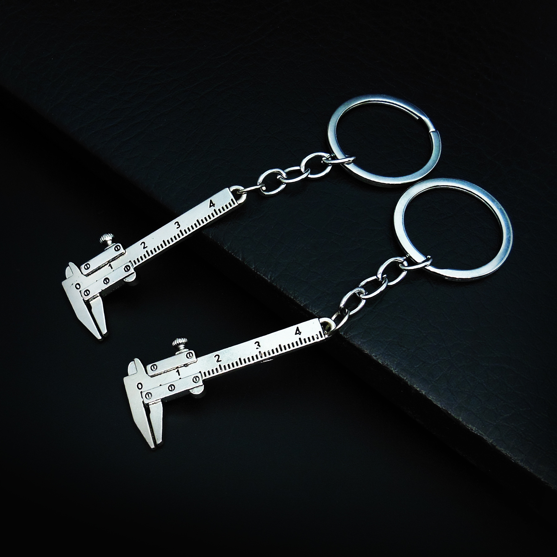 Herramienta de simulación transfronteriza llavero llave de metal creativo destornillador martillo llavero colgante coche pequeño regalo