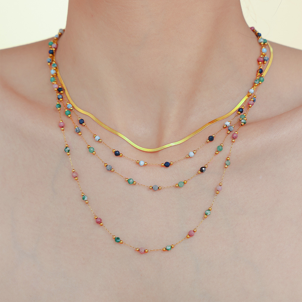 Collana a strati minimalista con catene delicate da donna_voghion.com