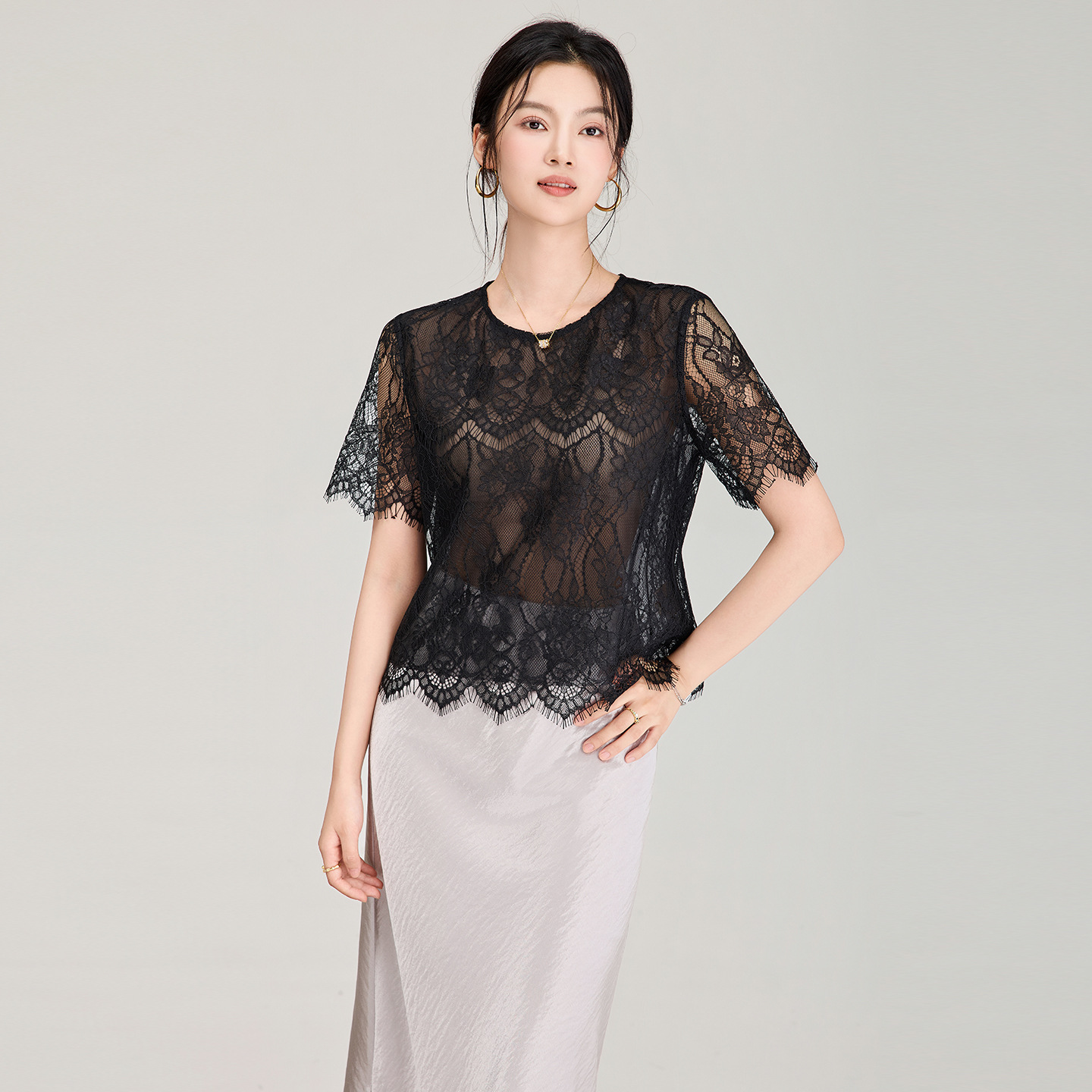 Áo thun nữ cổ tròn tay ngắn ren viền cổ phong cách Pháp — màu đen