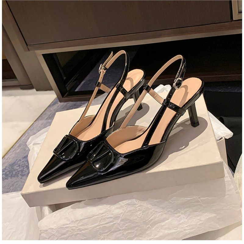 Hong Kong zapatos de tacón alto para mujeres 2025 verano nuevo punto desnudo zapatos de tacón delgado nicho francés sandalias de cabeza