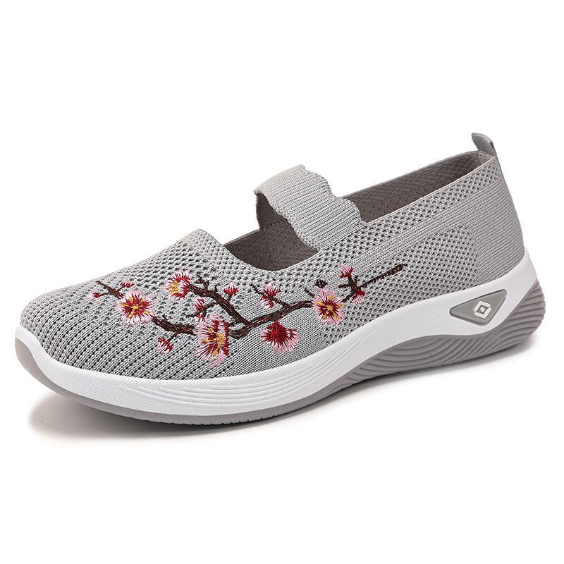 Zapatos de tela viejos de Beijing para mujer 2025 nuevos zapatos de boca baja de primavera y verano para mujer, zapatos casuales para madre, zapatos bordados de un pie