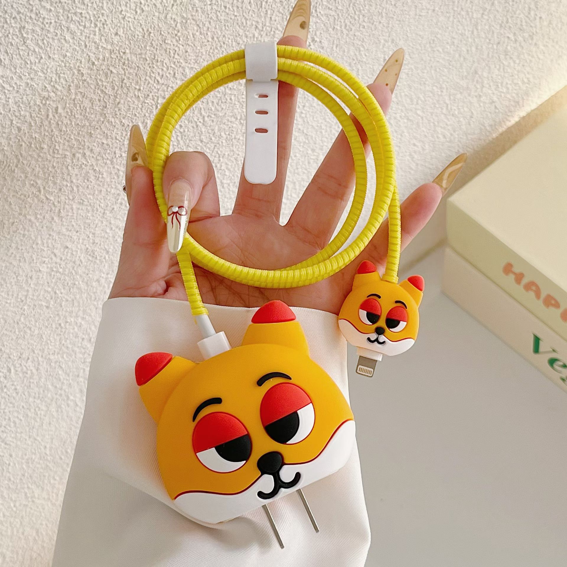 2023 nuevo cargador de dibujos animados cubierta protectora adecuada para Apple carga rápida cabeza 18/20W estándar europeo estándar americano aplicable