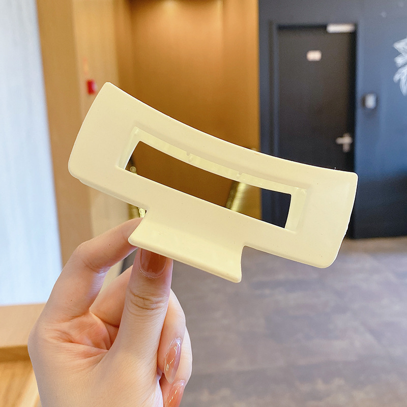 Otoño y invierno simple café de leche tiburón clip de cabello más agarrar clip de alta sensación detrás de la cabeza cabello adorno de cabello coreano agarrar cabello universal