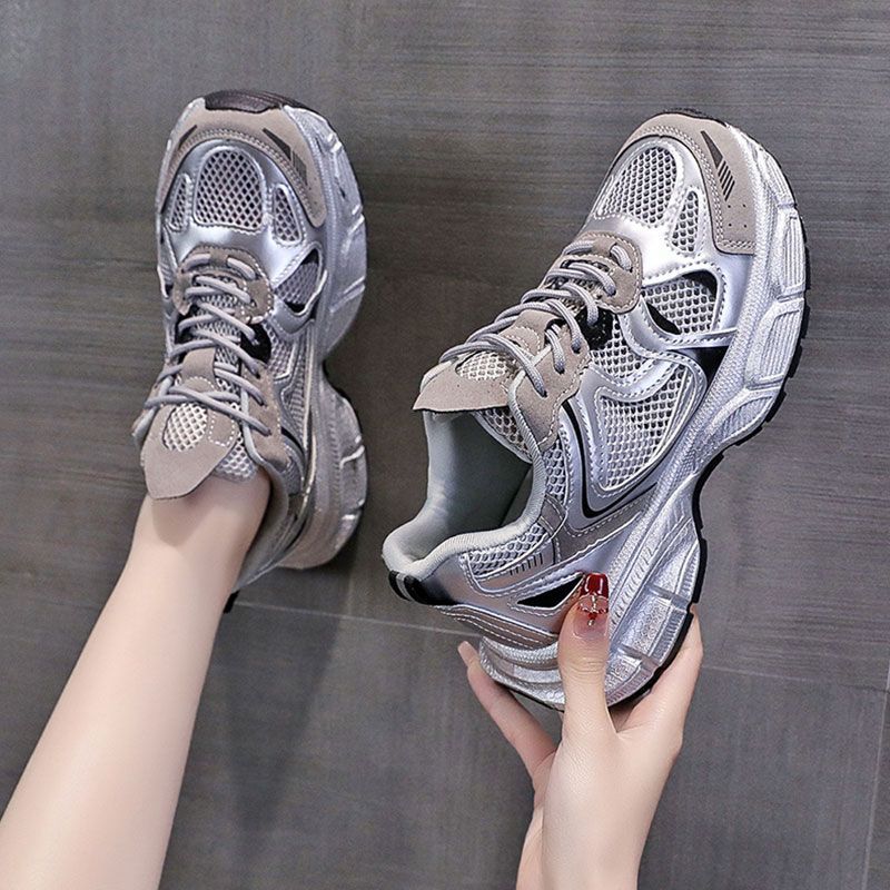 Zapatos de plata para mujeres 2025, nuevos zapatos de primavera y verano con suela gruesa aumentando la altura de los zapatos de deporte transpirables de nicho