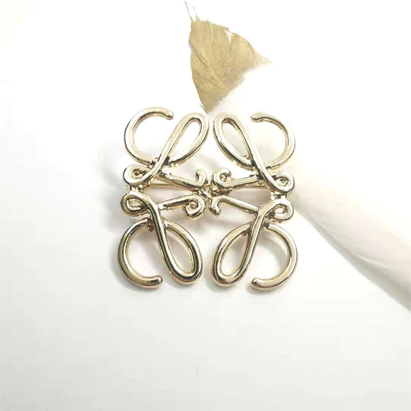 Geometric fashionable universal design brooch