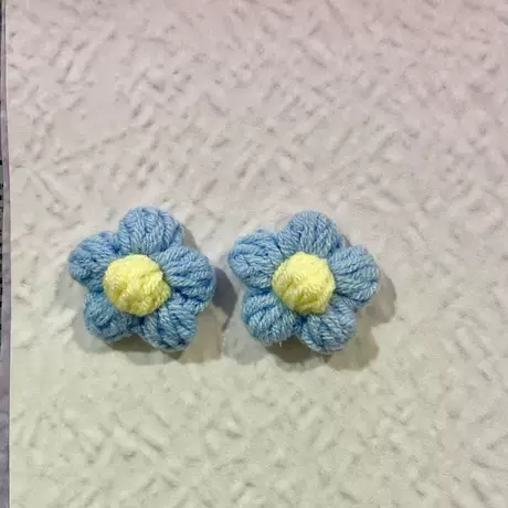 Little puff - blue with yellow center