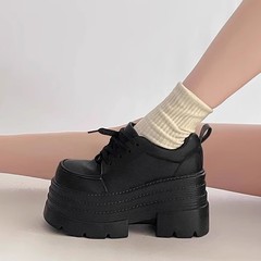 レトロな英倫風の黒い靴の女性2025の新型の春の夏の小柄な背が高くなります。