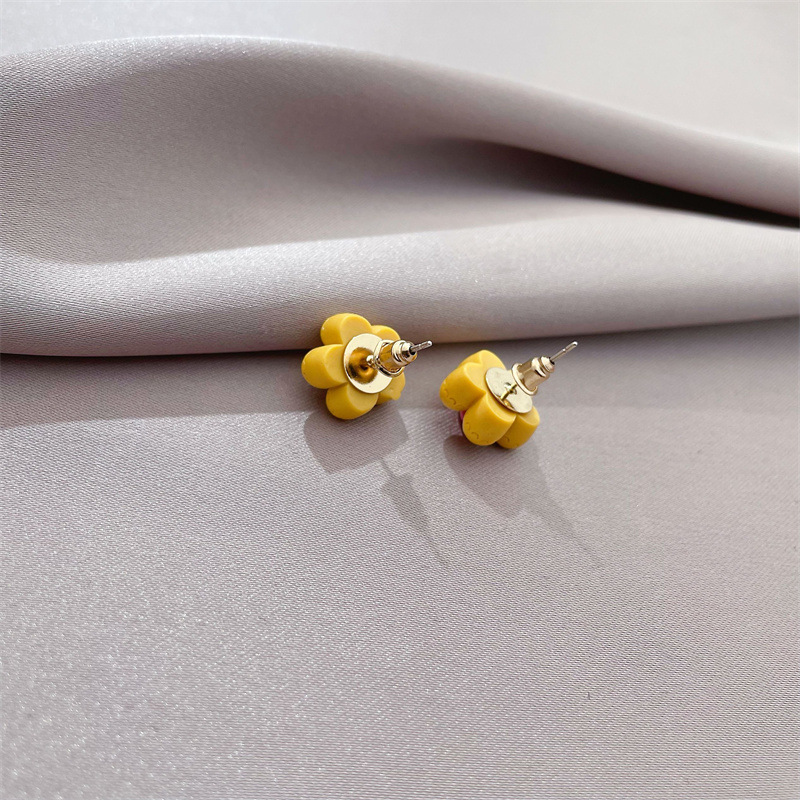 Fashion Personality Small Acrylic Small Flower Earrings Simple Atmosphere Color Earrings display picture 5