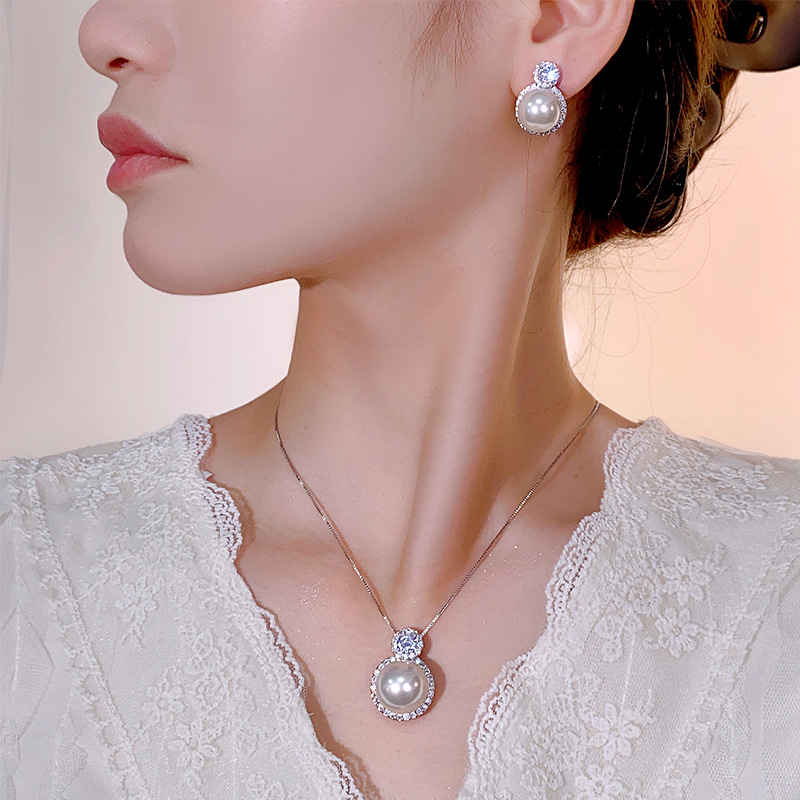 Colar com pingente elegante de pérola e pedra preciosa dourado_voghion.com